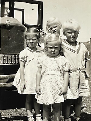#ad V11 Photograph 1939 Kids Old Car Boys Girls Brother Sisters Family Portrait $14.50